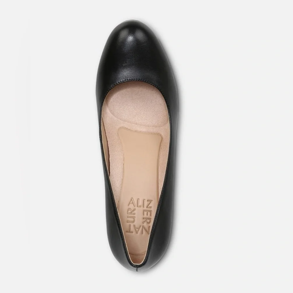 Naturalizer Michelle black leather pumps.